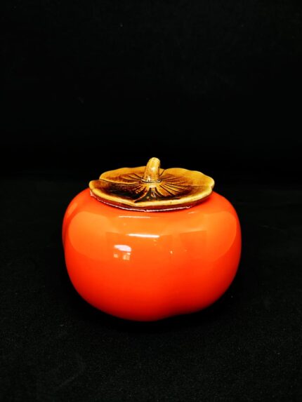 свеча в керамическом подсвечнике в виде помидора оранжевого