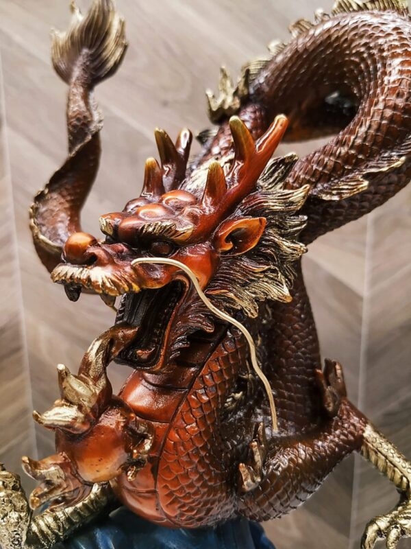 статуэтка дракон коричневый на скале