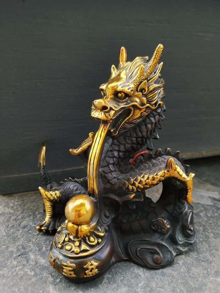 статуэтка дракон черный с вазой богатства