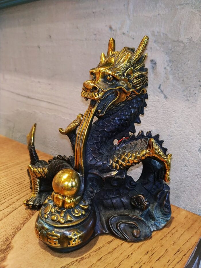 статуэтка дракон черный с вазой богатствва