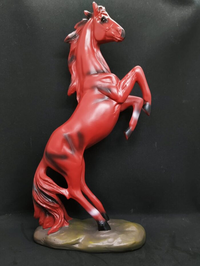 конь красный